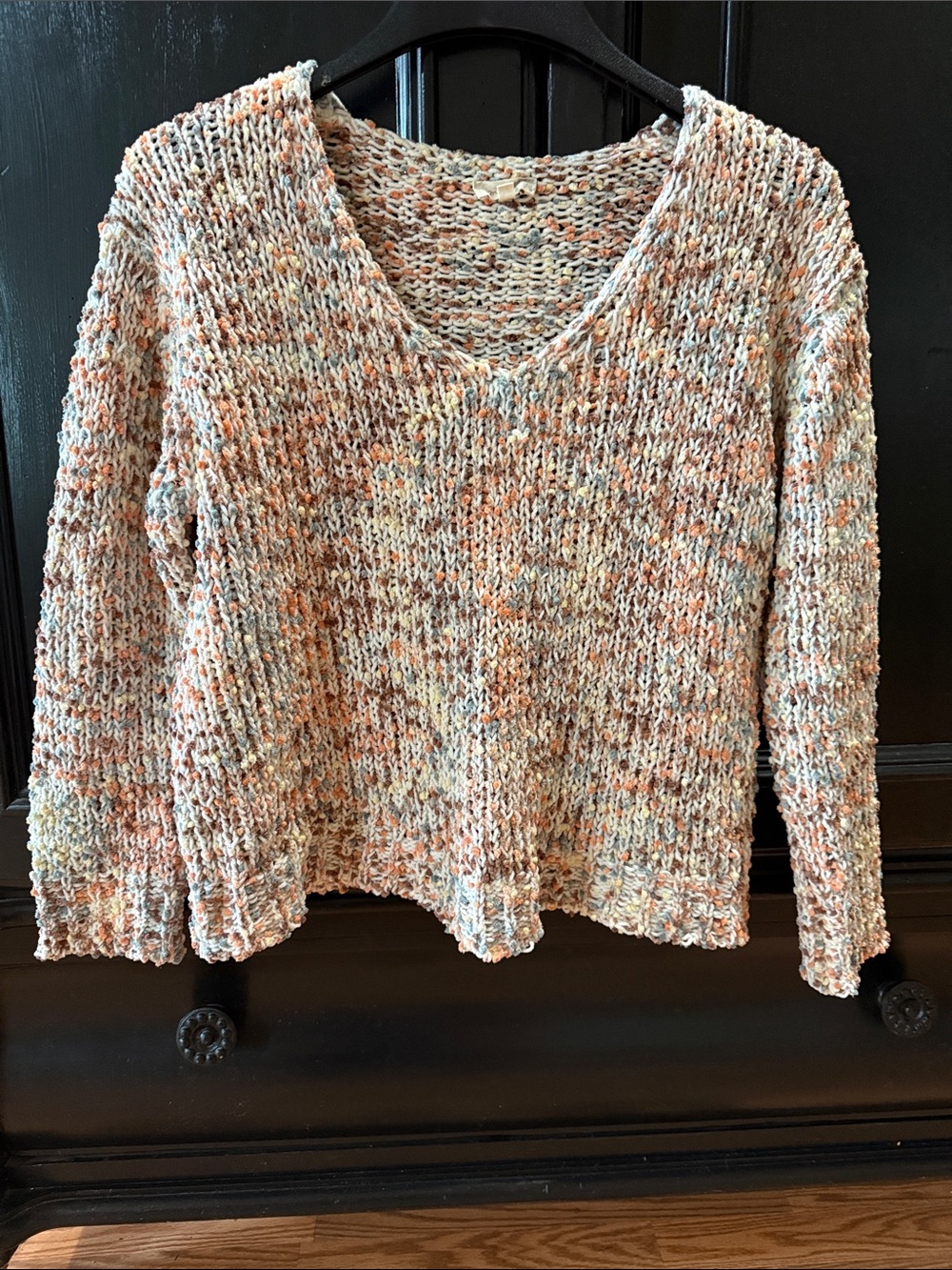 Mystree Multicolor Speckled V-Neck Sweater in Cream and Orange